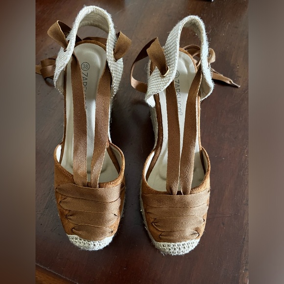 High-heel closed-toe dark brown suede lace-up espadrilles from Spain. - Picture 2 of 3